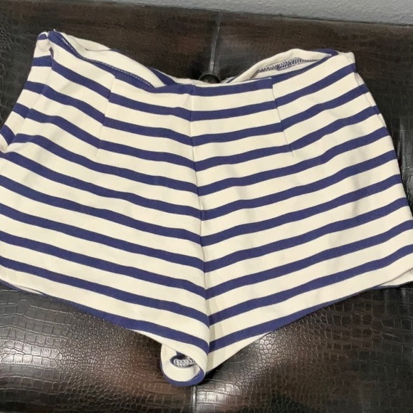 H & M DIVIDED BLUE AND WHITE STRIPED SHORTS. - Picture 4 of 4